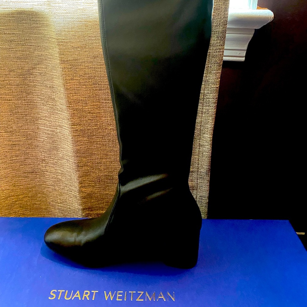 A must have staple Classic Tall Knee Leather boots!